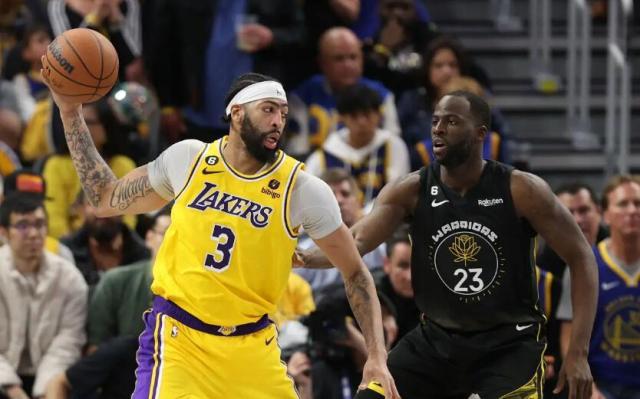 开云官方-湖人攻陷勇士主场！浓眉统治内线无解 库里遭限制