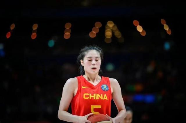 开云网页-抢断、罚球、防守 生死时刻王思雨三招生擒袋鼠