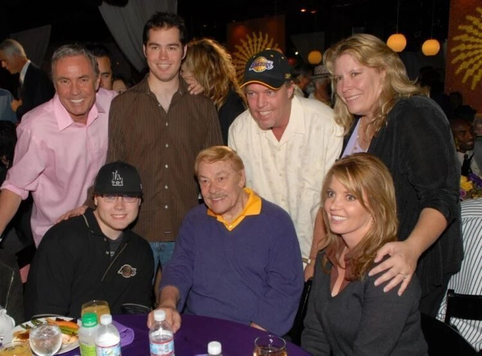 害！巴斯家族内斗，詹姆斯无辜躺枪|湖人|珍妮|洛杉矶快船队|洛杉矶湖人队|自由球员_新浪体育_新浪新闻