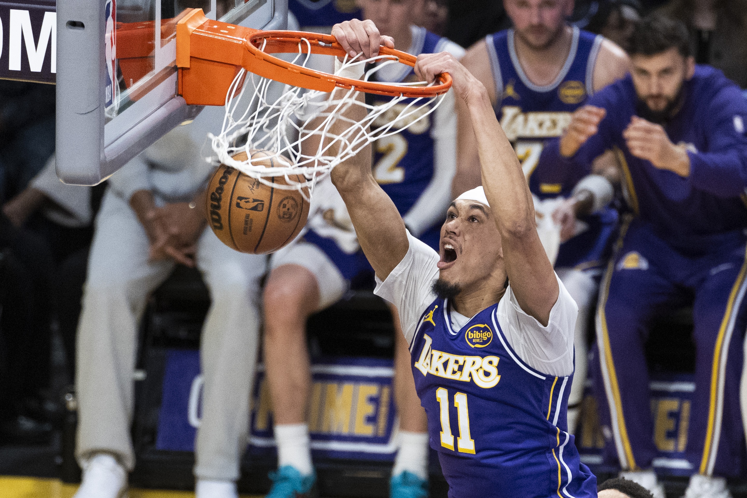 kaiyun-艾顿已引起湖人将帅不满!消息人士:内线球员排着队想搭档东契奇