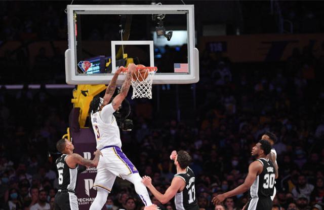 开云-34+15+6制霸内线！浓眉哥令斯台普斯响起MVP呐喊