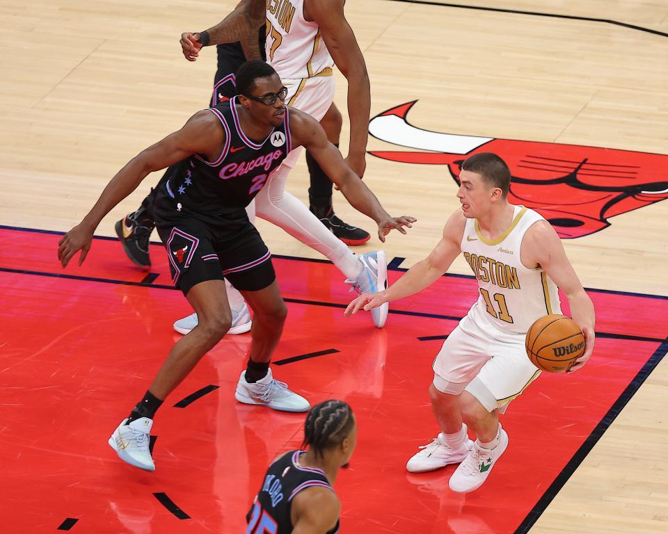 开云官网-赫尔特0.2秒三分准绝杀！公牛8人上双险胜绿军 布朗33+8+5