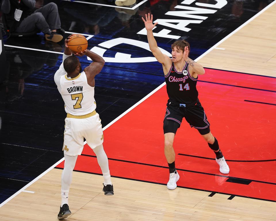 开云官网-赫尔特0.2秒三分准绝杀！公牛8人上双险胜绿军 布朗33+8+5