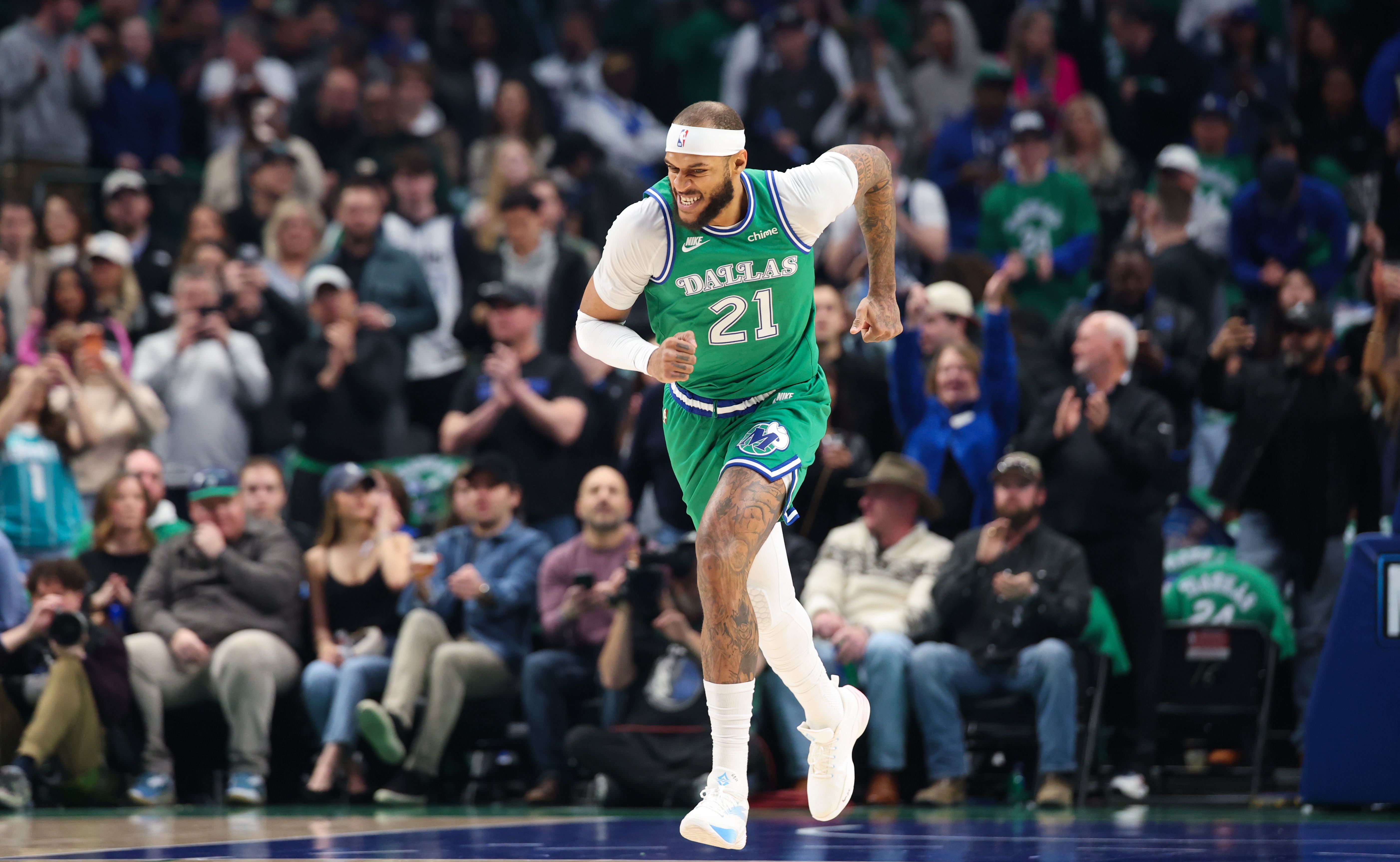 开云官方-盼无大碍！独行侠中锋加福德遭遇右肩神经震荡 本场不会回归